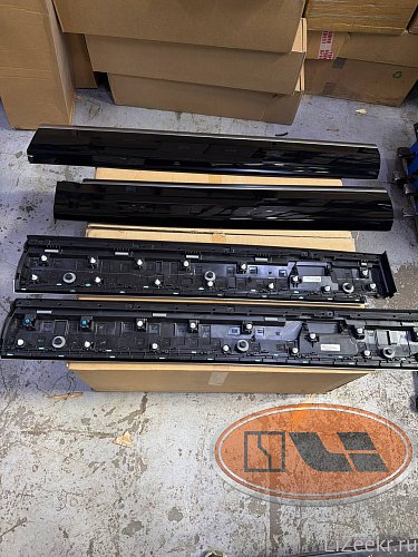 Накладка двери перед правая zeekr 9X черная с хром