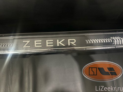 Задняя фара центральная zeekr 001 рестайлинг