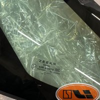 Форточка передняя левая Zeekr 009